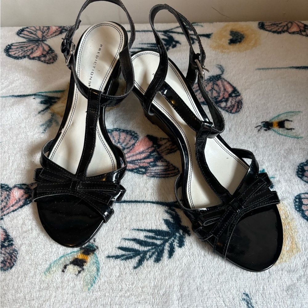 Cute, kitten heels with a bow!